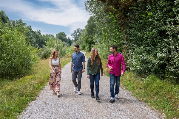 exali Team beim Spaziergang an der Wertach