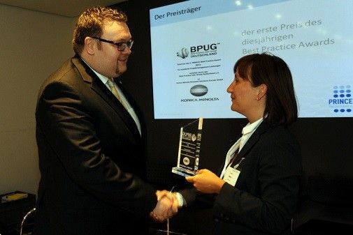 Eine ganz besondere Auszeichnung: Marc Schachteli von Konica Minolta nimmt den Best Practice Award 2013 entgegen. © Jörg Lobbes, BPUG Deutschland Konica Minolta setzte sich im Wettstreit um den Best Practice Award gegen die Konkurrenten durch - © Jörg Lobbes, BPUG Deutschland