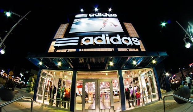 Adidas blamiert sich mit Rechtschreibfehler in Plakat-Kampagne Adidas blamiert sich mit Rechtschreibfehler in Plakat-Kampagne