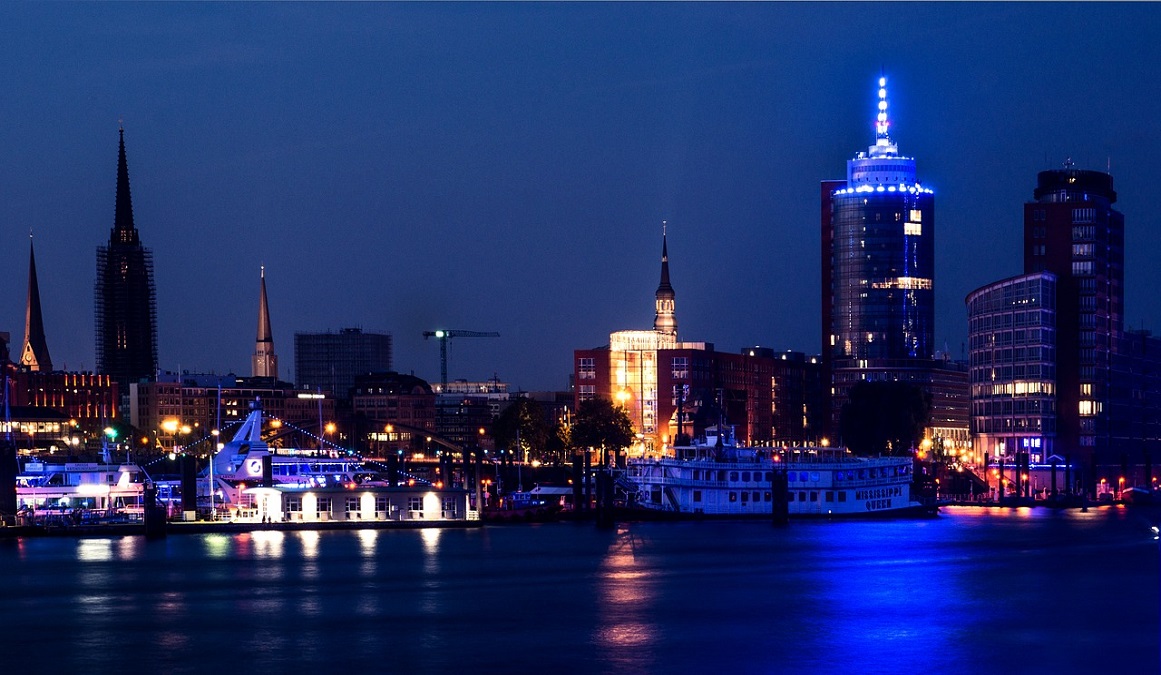 Urheberrechtsfalle Hamburger Hafen: Licht an, Panoramafreiheit aus Urheberrechtsfalle Hamburger Hafen: Licht an, Panoramafreiheit aus