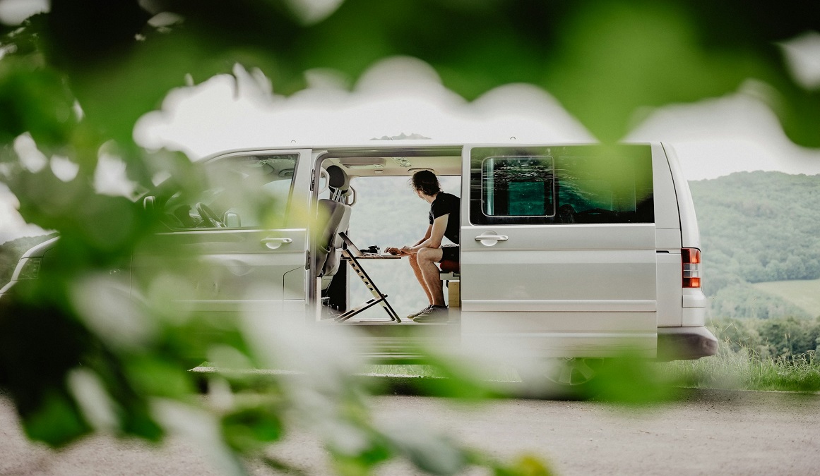 Workation für Freelancer: So gelingt die Kombination Arbeit und Reisen Workation für Freelancer: So gelingt die Kombination Arbeit und Reisen